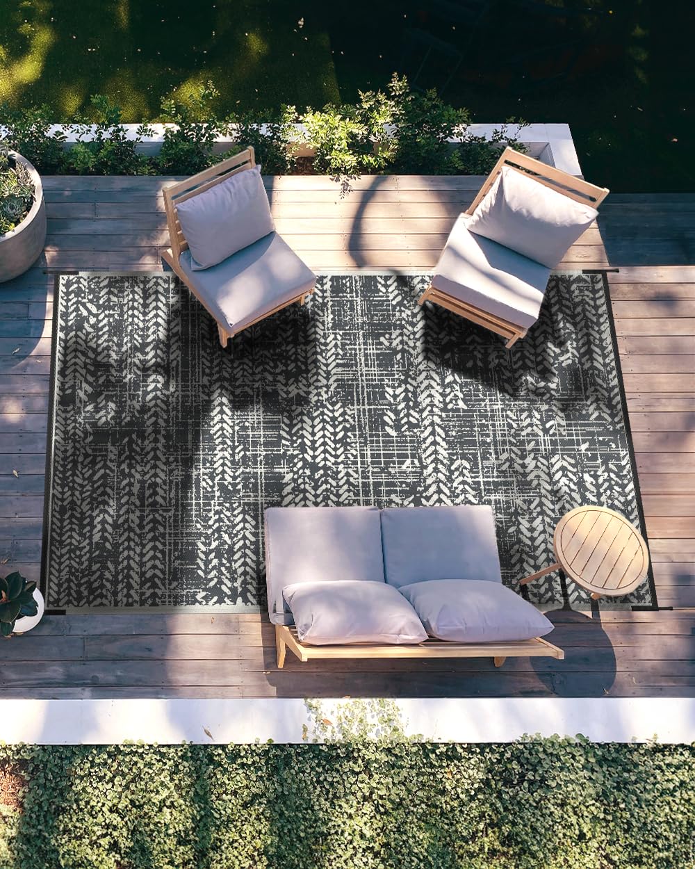MontVoo outdoor rug with straw-edges, durable and easy to maintain.