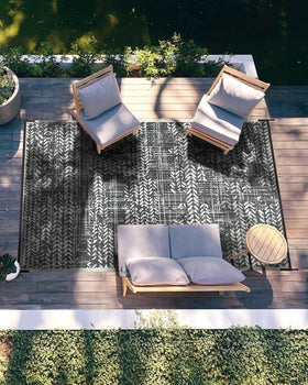 MontVoo outdoor rug with straw-edges, durable and easy to maintain.