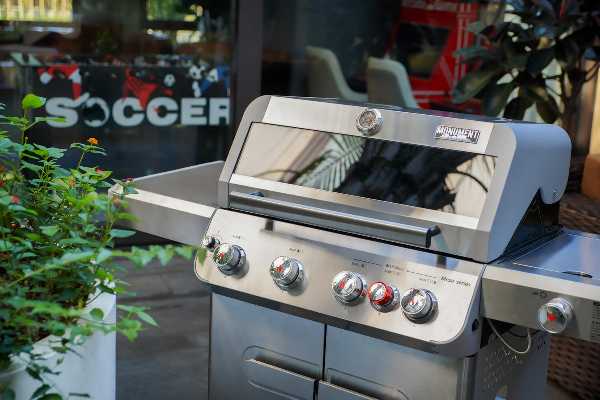Mesa415BZ sear-zone delivers a rapid 650°F sear with minimized hot spots.