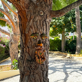 Mood Lab Tree Face Decor includes hanging hooks and screws for easy installation