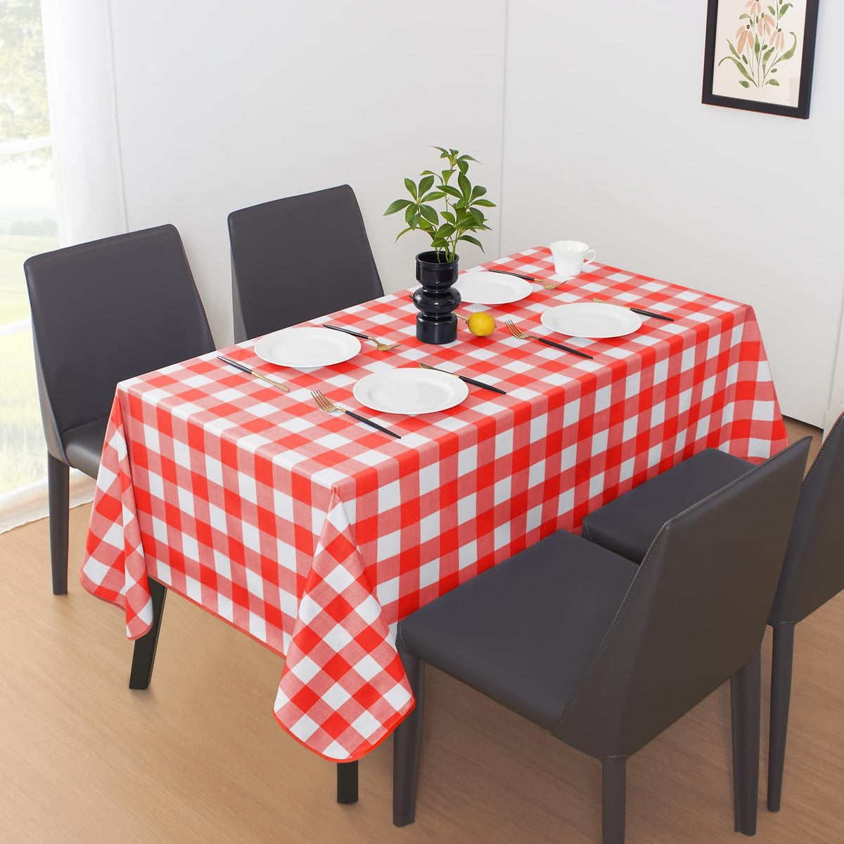 MOSAYT tablecloth protects surfaces from heat and sun exposure during meals.