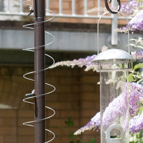 Moxweyeni outdoor feeder accessory deters raccoons and keeps birds safe.