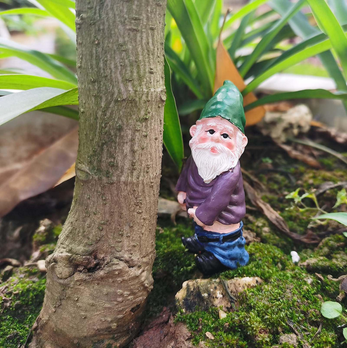 MUAMAX campfire lying gnome creates a cozy garden scene.