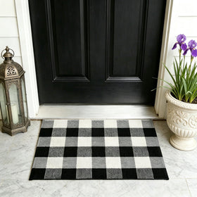 MUBIN cotton buffalo plaid rug at the front door adds farmhouse charm and practicality.