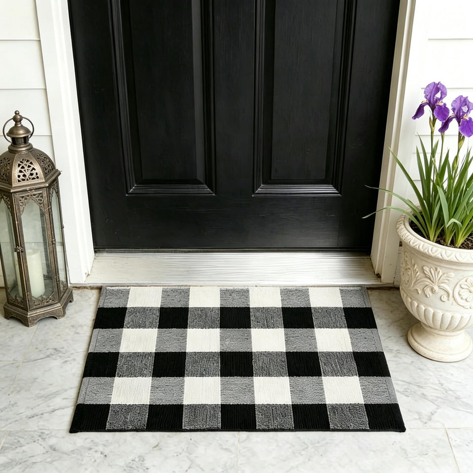 MUBIN cotton buffalo plaid rug at the front door adds farmhouse charm and practicality.