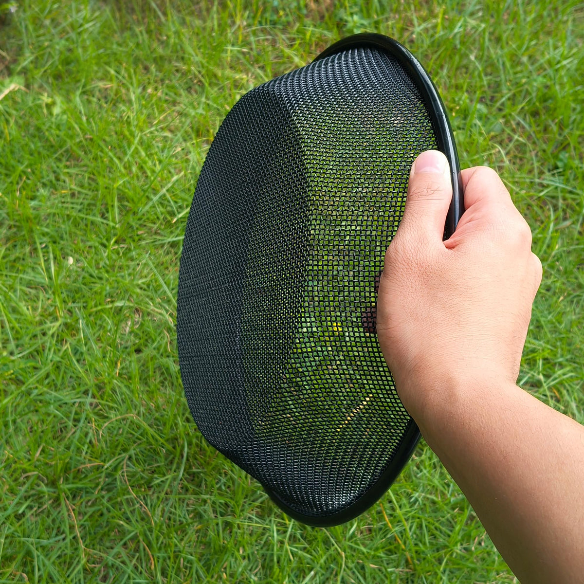 Mulctun sifter dimensions 11.8 top diameter, 8.1 bottom, 5.9 height for stability.