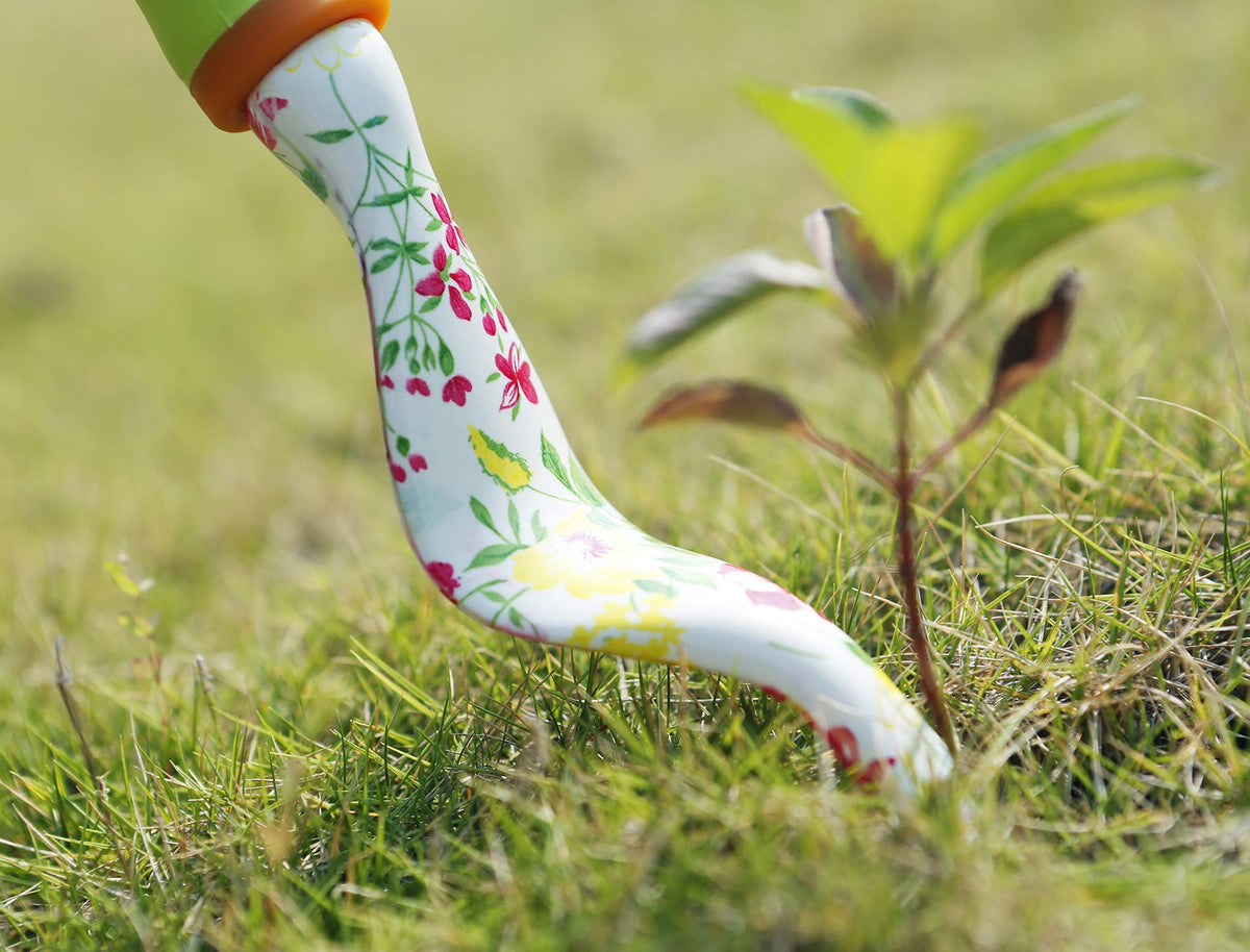 NAYE weeder enables quick weed removal and soil care.