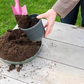 Newflager blue shovel boosts color coding and quick soil work.