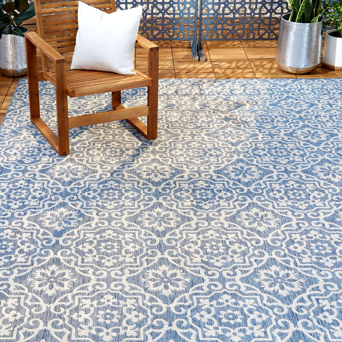 Nicole Miller New York Patio Country Danica rug with medallion motif for outdoor charm