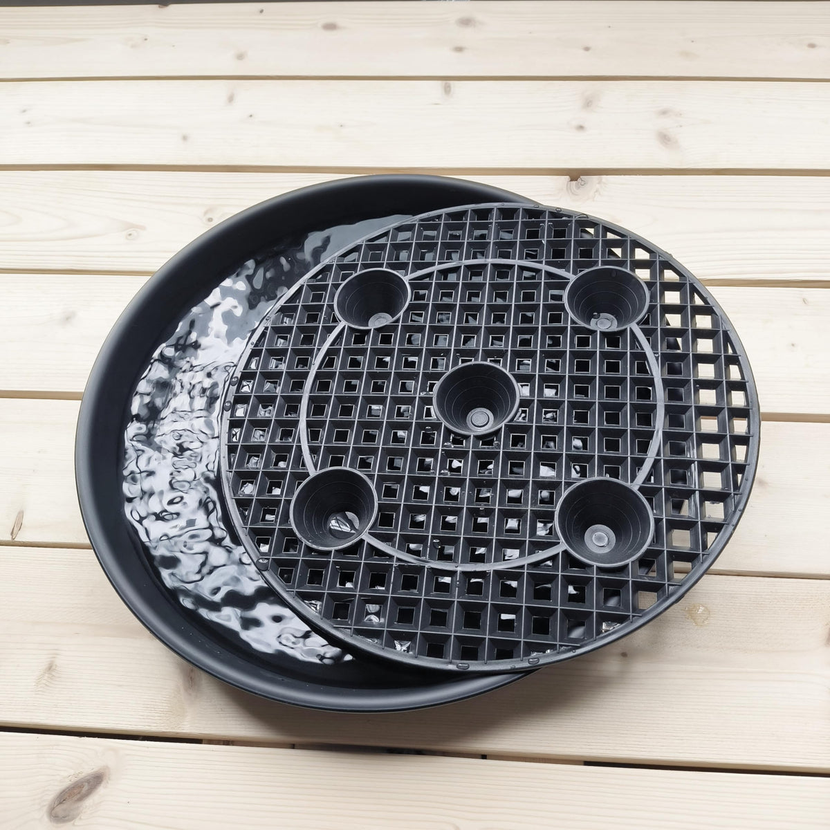 NIMYAU heavy-duty saucer captures runoff and reduces mess around indoor setups.