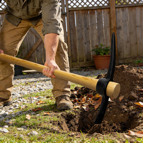 Nohovu pickaxe balanced length enhances control during garden tasks.