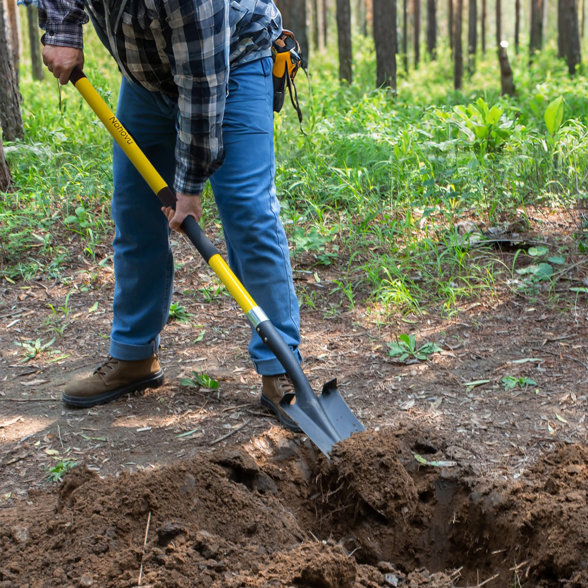 Two non-slip grips on the Nohovu Shovel provide secure control.