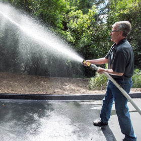NOVINO nozzle ideal for greenhouse watering and plant care.