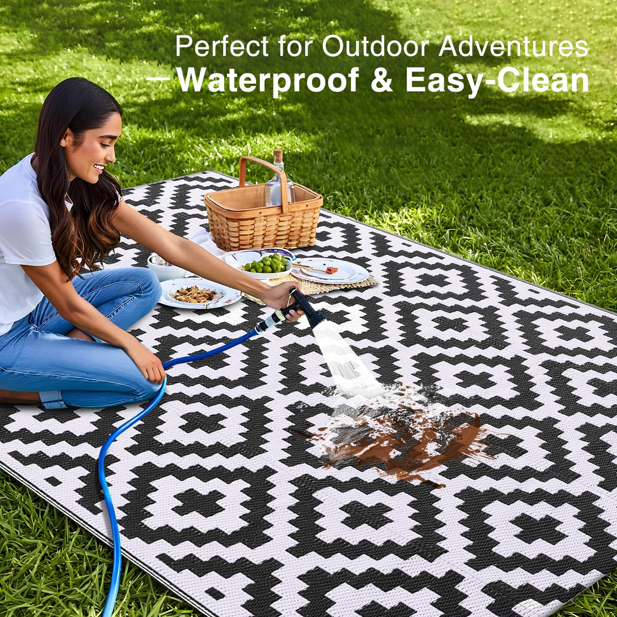 OLANLY fade-resistant UV protection keeps the black-and-white design outdoors.