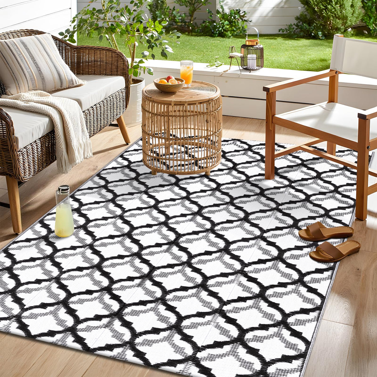 OLANLY 5x8 rug with black and white interlacing pattern for stylish outdoor areas.