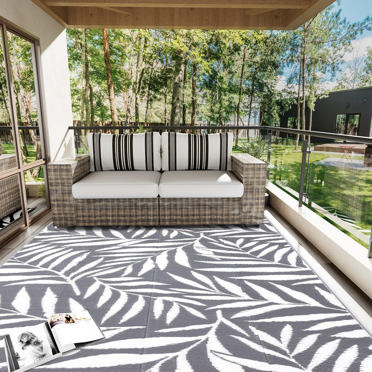 OLANLY soft plastic straw texture provides comfortable footing outside.