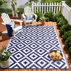 OLANLY rug texture close-up shows durable woven plastic straw material for outdoor use.