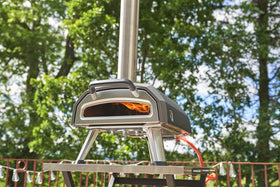 Precise temperature dial enabling temperatures up to 950°F for versatile cooking.