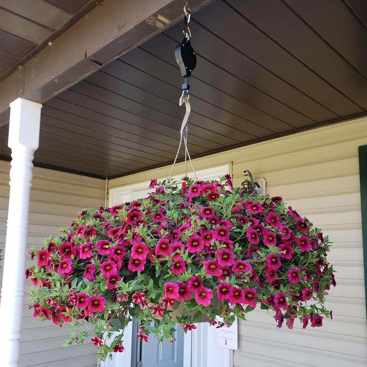 Orgrimmar Garden Basket Pulley System supports two sturdy hangers.