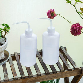 Oubest easy-grip squeeze-action supports controlled watering.
