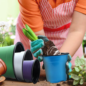 Oubest gift for gardeners: seedling pots to start plants confidently.