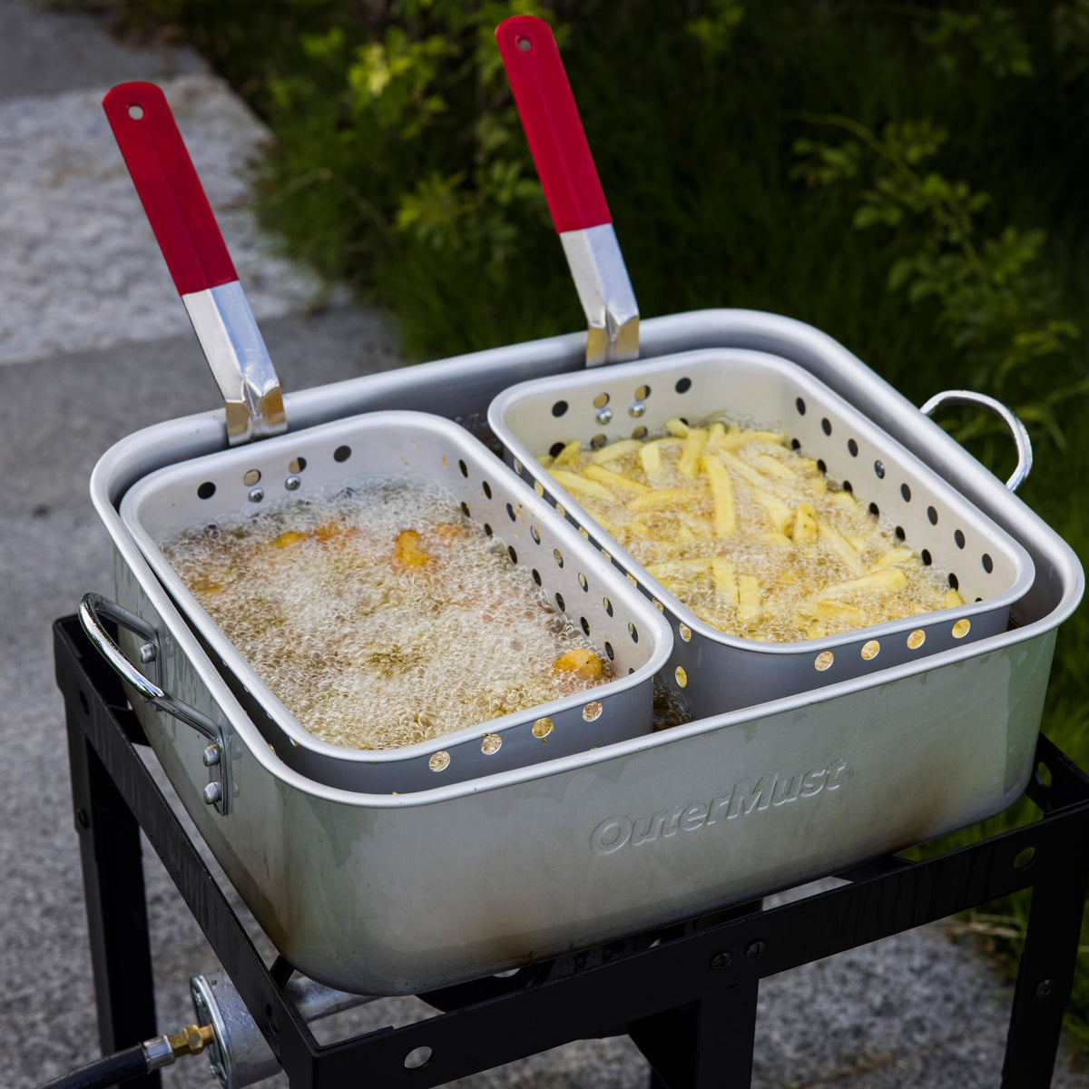 OuterMust fryer lid demonstrates oil cleanliness and simple storage after frying.