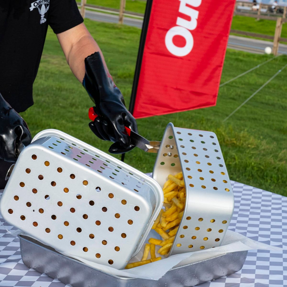 OuterMust two inner baskets enable easy draining and batch cooking.