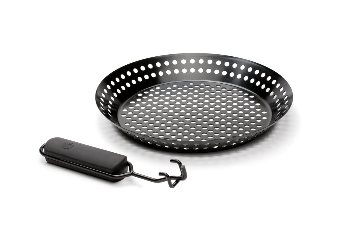 Outset folding/detachable handle allows leaving on grill top while cooking