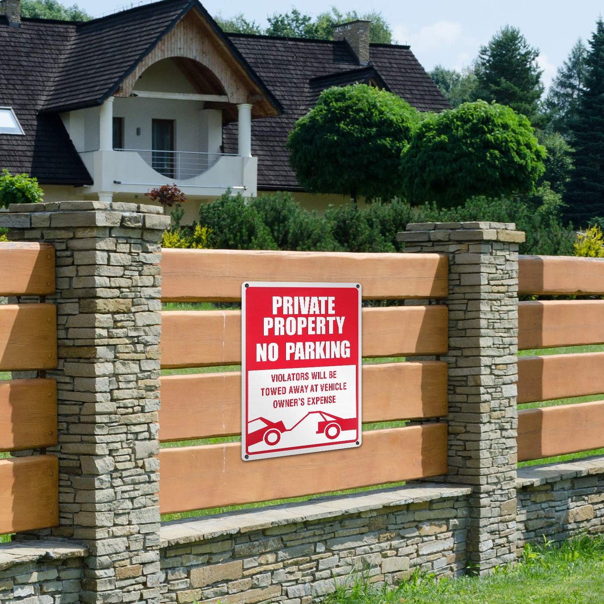 Outus no-parking signs help manage private lots with crisp messaging.