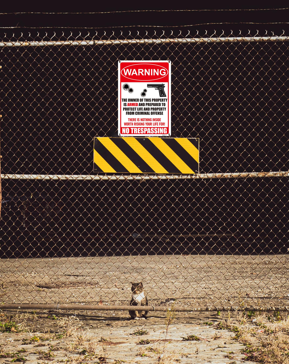 Ovyxely Outdoor Indoor Use Sign: versatile placement for doors, fences, or gates.