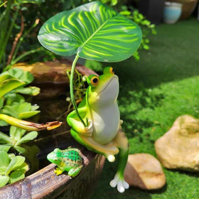 OwMell green frog garden figurine enhances outdoor decor