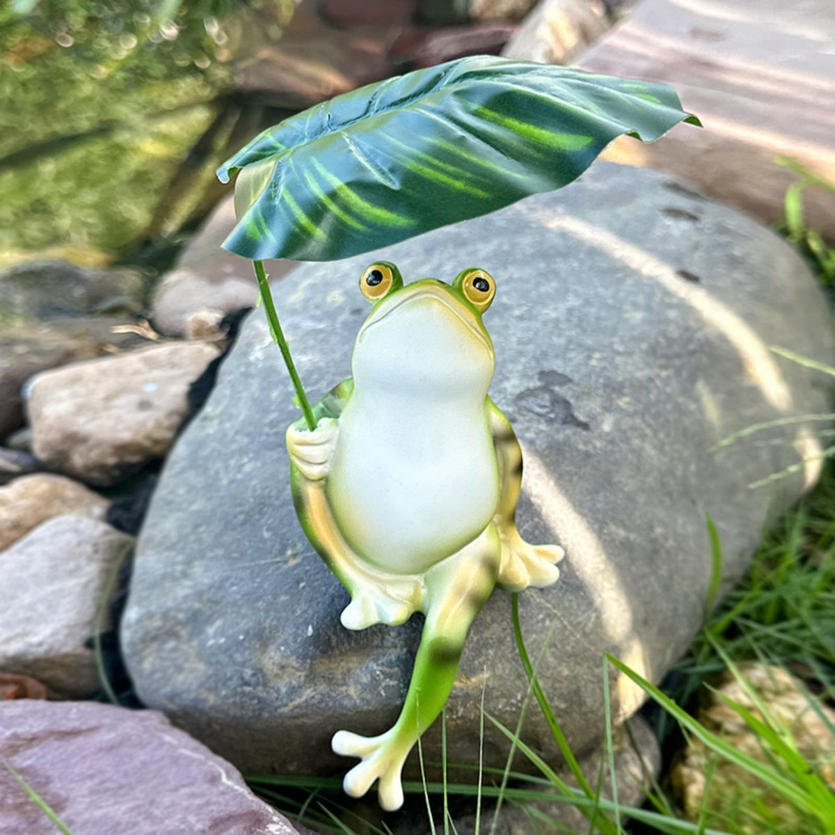 OwMell resin frog outdoor decor withstands weather for lasting color