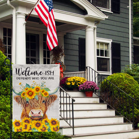 PAMBO Outdoor decor flag with sunflower scene invites seasonal celebrations.