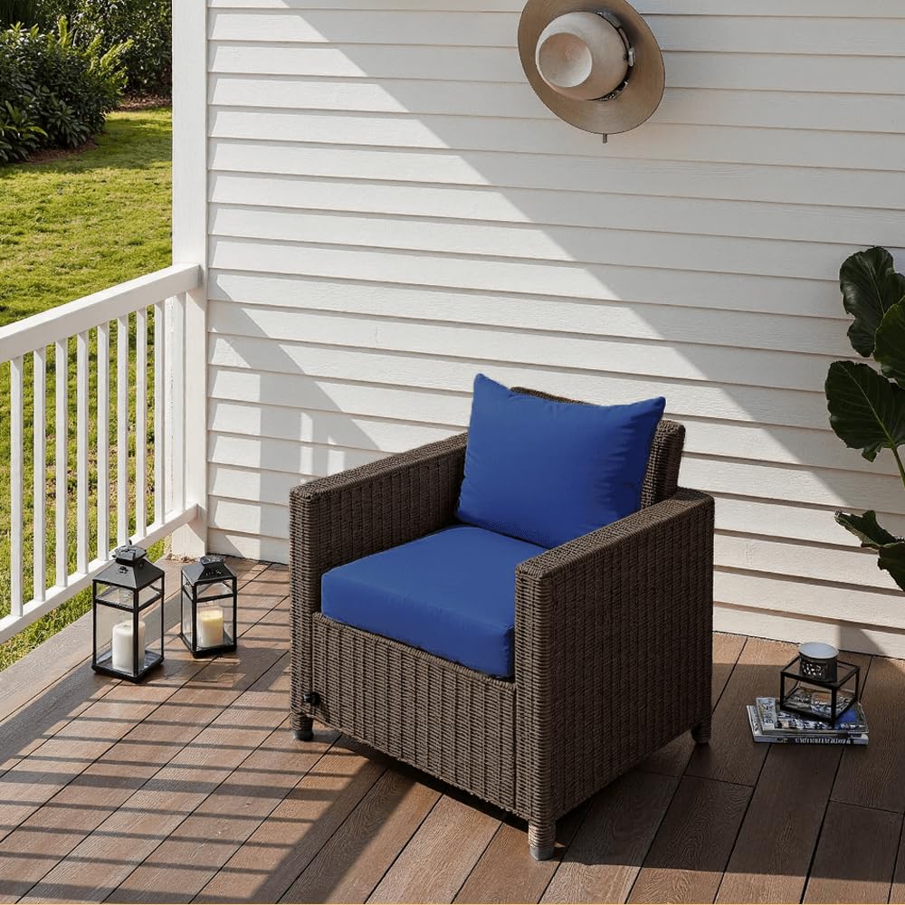 Fade-resistant Oxford fabric in blue maintains color across seasons
