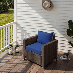 Fade-resistant Oxford fabric in blue maintains color across seasons