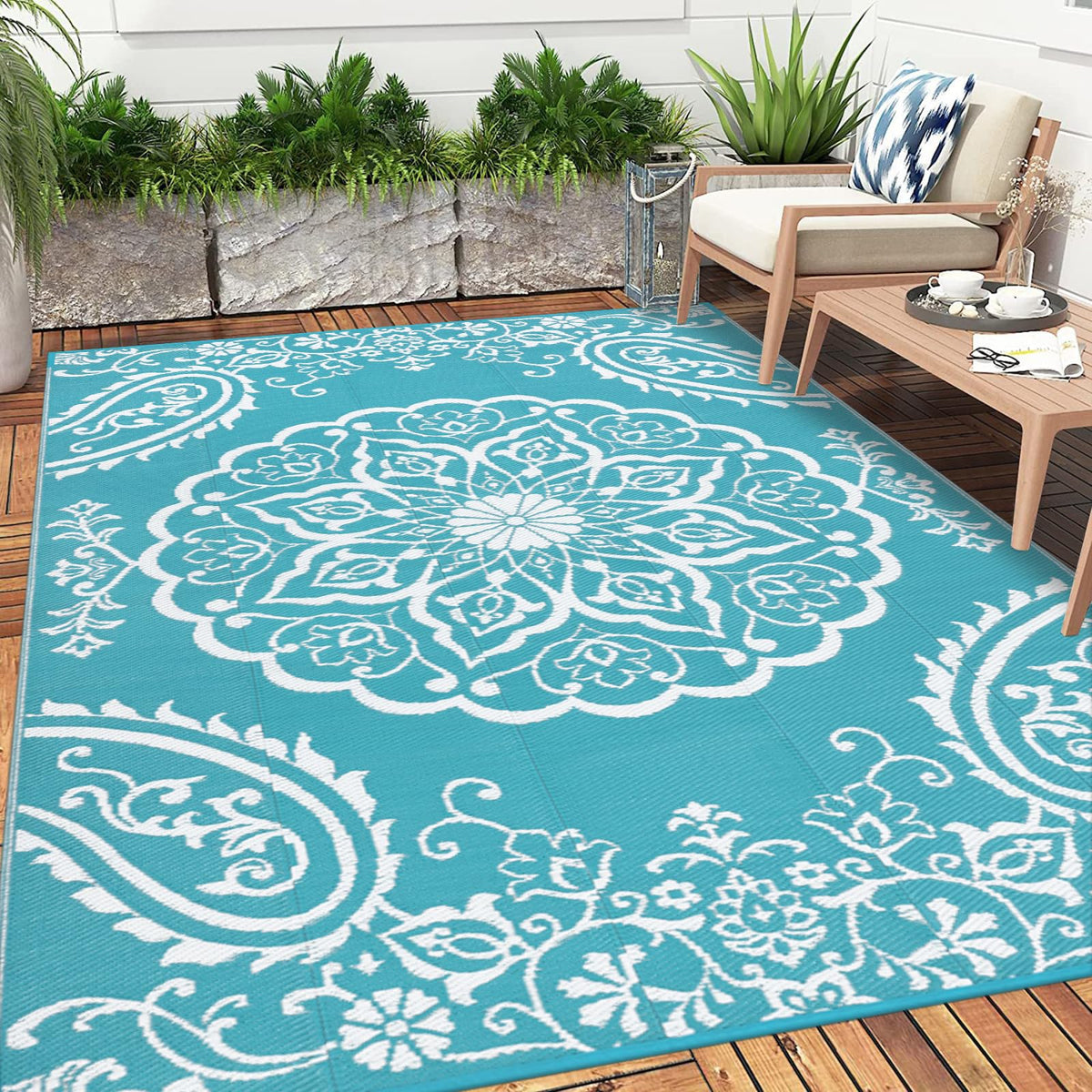 Pauwer rug stakes for secure placement on porches and lawns.