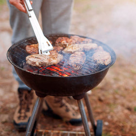 Penobon clip shows precise tool placement during busy grilling.