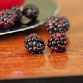 Cross pollination friendly Triple Crown blackberry with other varieties