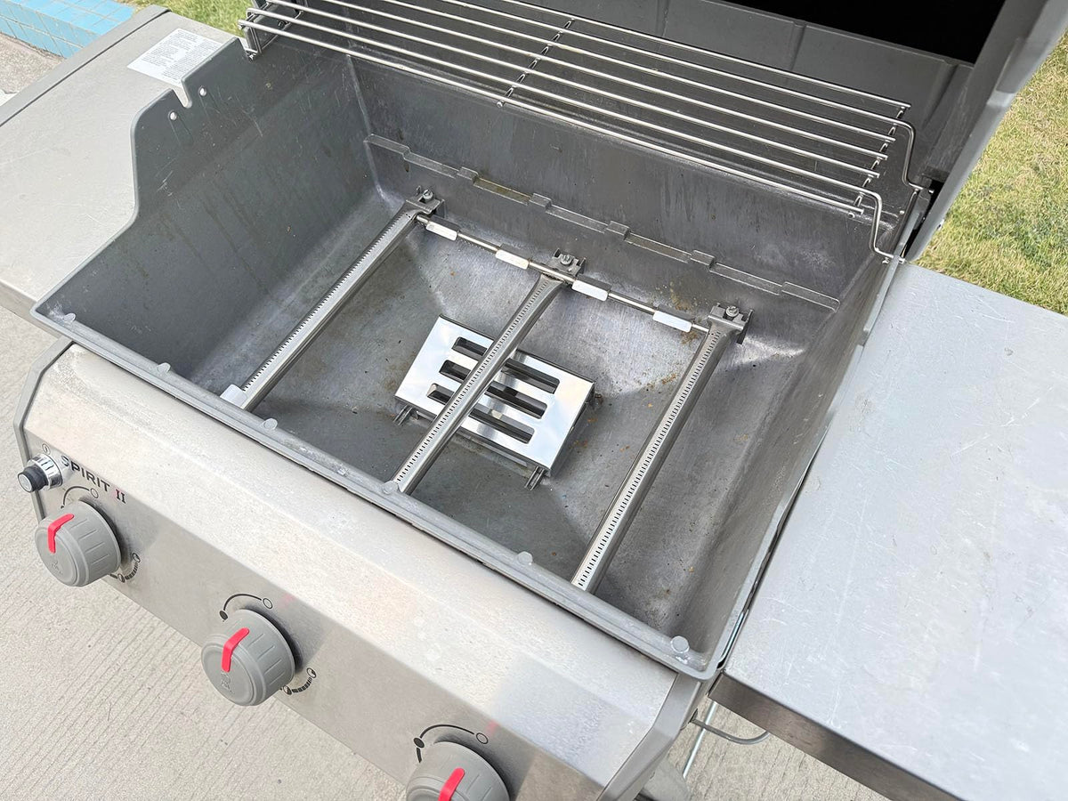 PETKAO 67060 heat deflector for Weber, side vents visible for enhanced airflow.