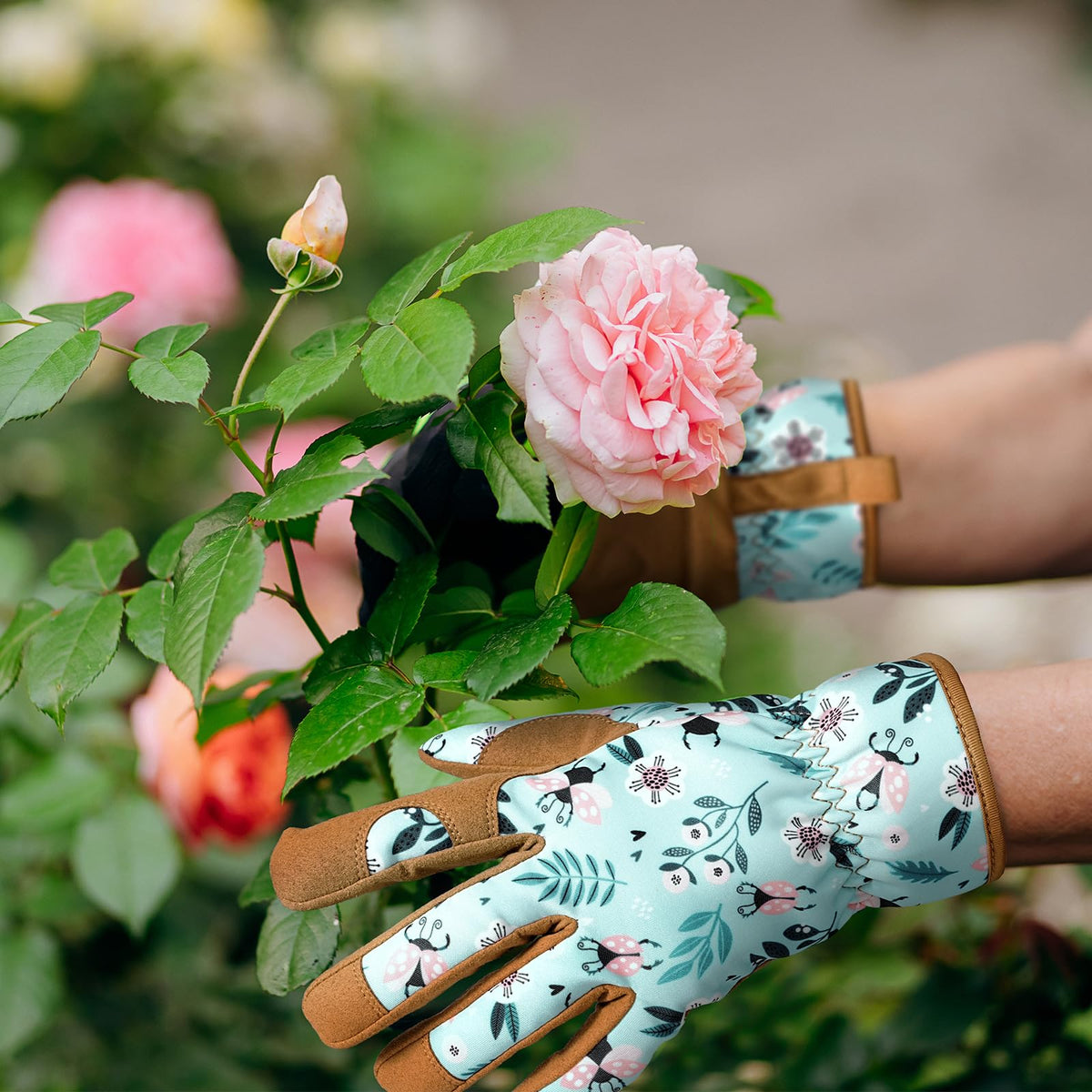 Back-of-hand breathable fabric helps keep hands cool during long work.