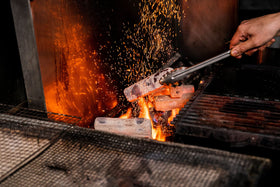 Pok-Pok Thaan Charcoal grilling-setup supports direct and indirect grilling with ease.