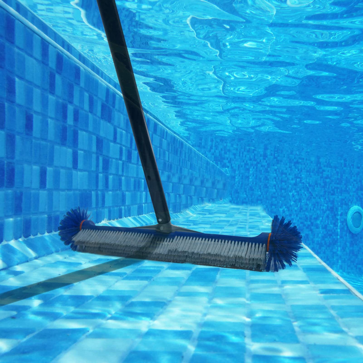 Poolvio Professional 45-degree angled head for comfortable pushing and better contact.
