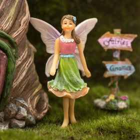 PRETMANNS Sunlit fairy scene ideal for garden displays and creative setups.