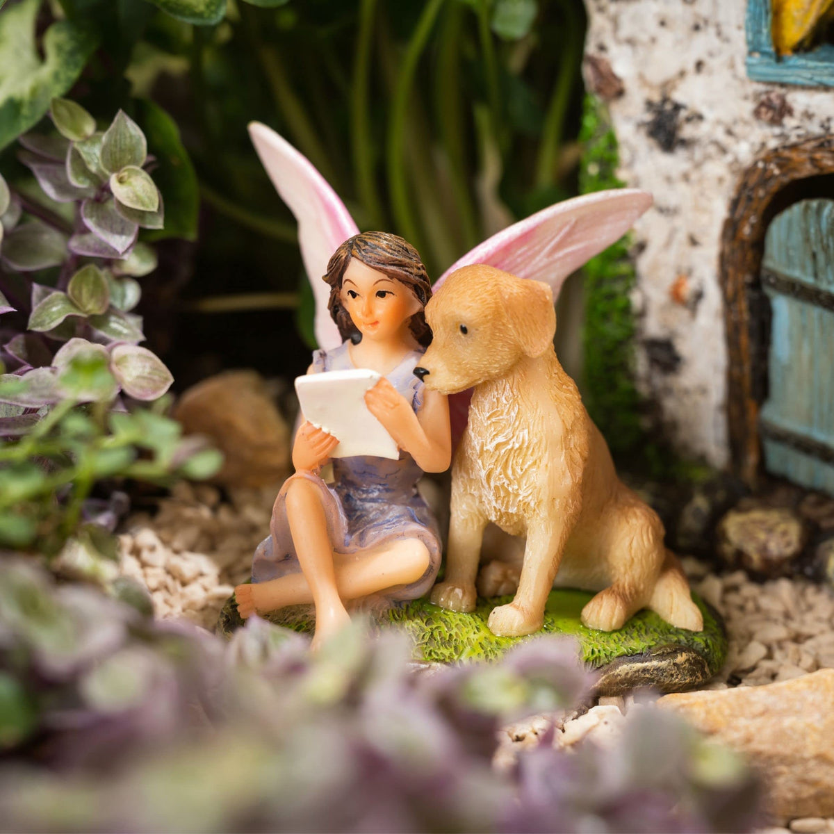 PRETMANNS Water-resistant garden decor withstands outdoor use.