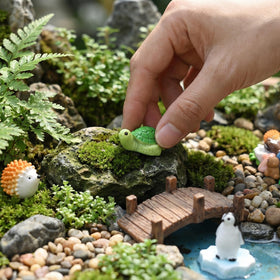 Prudiut resin frog figure brightens fairy gardens and tabletops