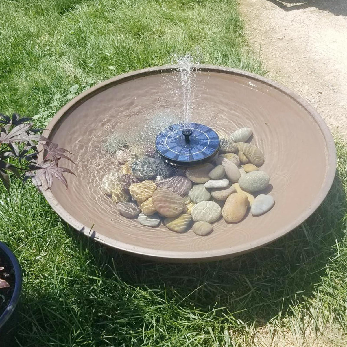Pulovin river rocks landscaping stones for walkways and outdoor displays.