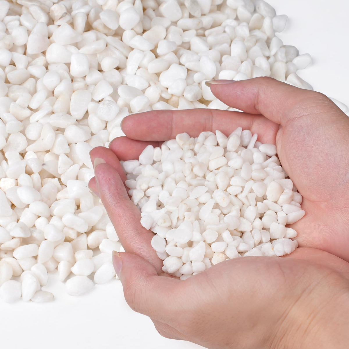 Pulovin white aquarium gravel in close-up, 1/5 inch pebbles for tanks.