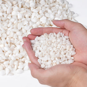 Pulovin white aquarium gravel in close-up, 1/5 inch pebbles for tanks.