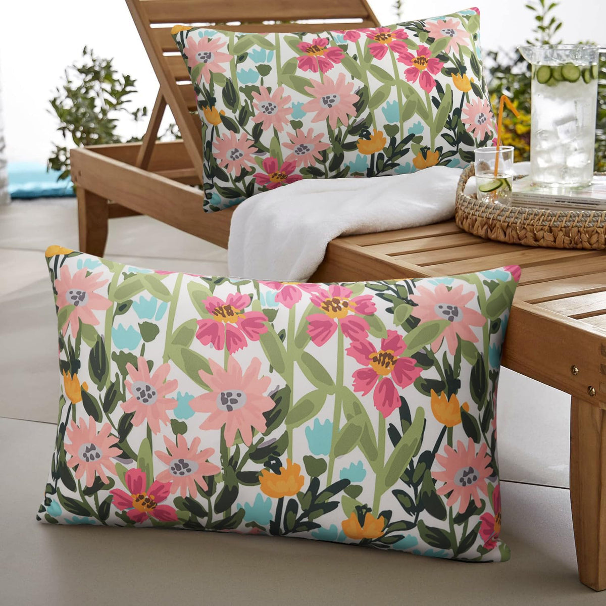 Pyonic floral pillow cover close-up zipper, easy to remove and clean.