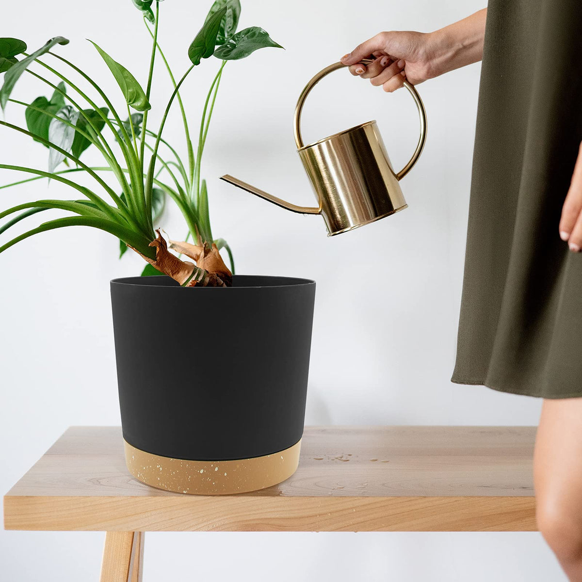 QCQHDU thick-walled PP planter offers sturdy, durable use